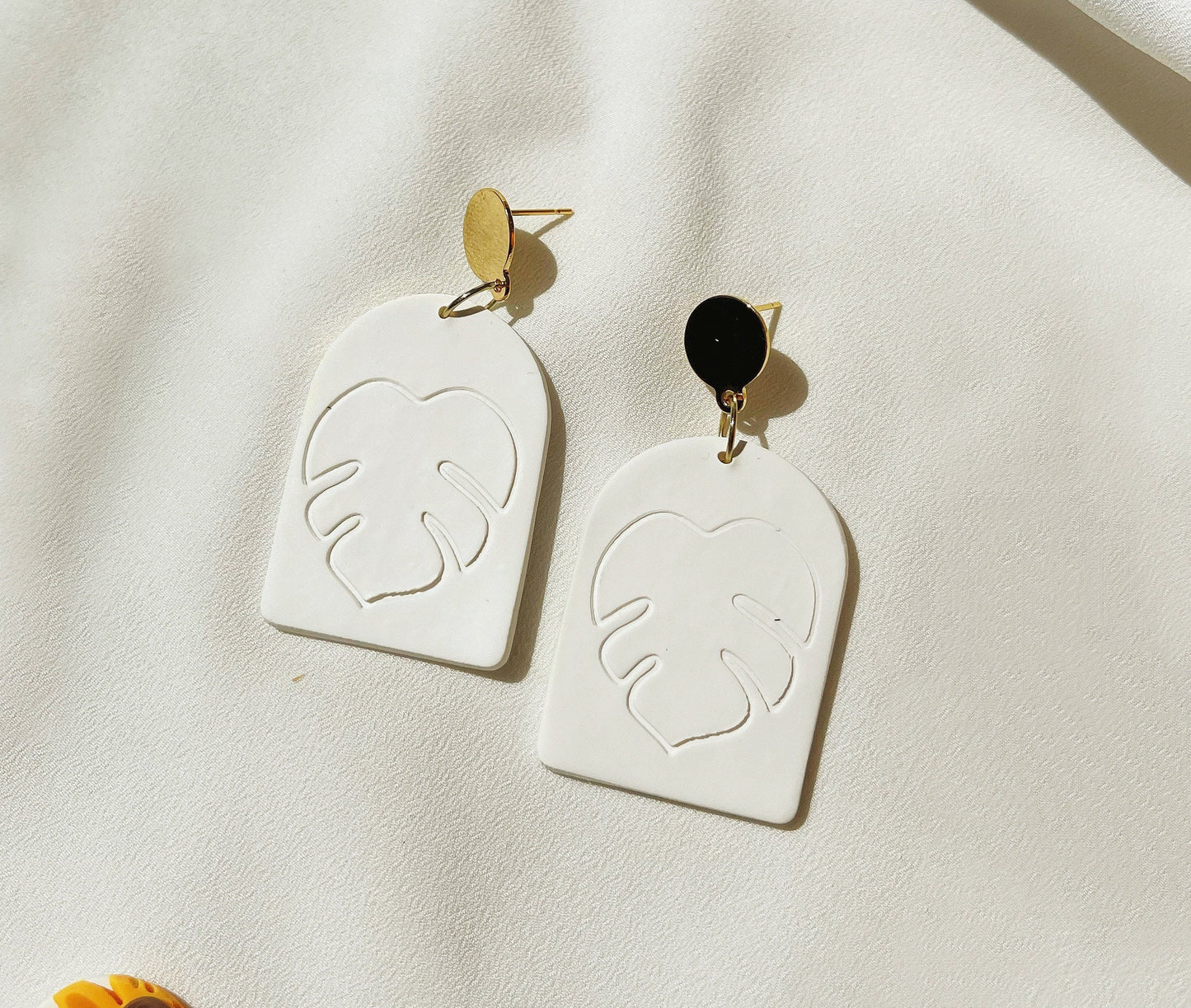 Monstera White arch Clay Earrings